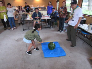 スイカ割りの様子