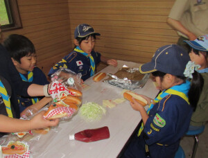 ホットドッグ作りの様子