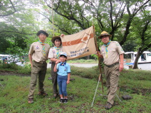 「キャンプ頑張ったで章」を手に記念写真