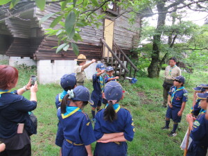 朝の隊集会 （大営火スタンツ組章授与式後のイエール）