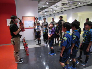 消火器の使い方を真剣に聞くスカウトたち