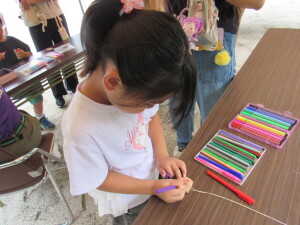 切った丸太にペイント