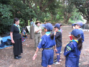 講師（団委員）を紹介するカブ隊長