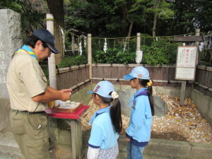 葛原岡神社にて「魔去る石」