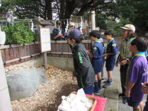 葛原岡神社にて「魔去る石」