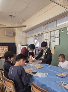 工作「ムシ ブンブン」の様子