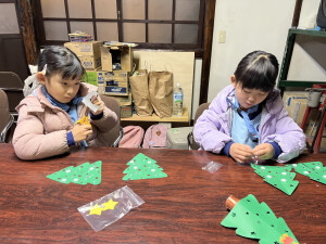 星形の穴を開けたら、シールでデコレーション