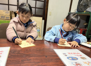 今度はクリスマスカードを作成中！