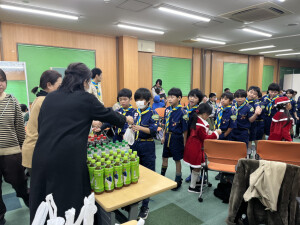 お菓子とジュースを受け取るスカウトたち