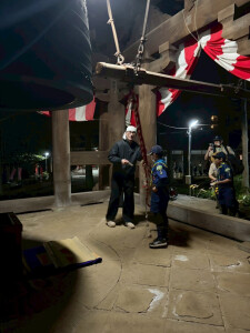 撞き方の説明を聞くスカウト