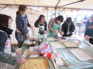 お餅を準備する育成会