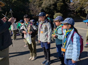 ゲームの説明を聞くスカウトたち