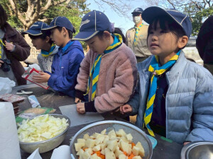 食材を切っています