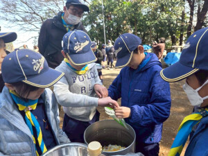 寸胴に食材を投入