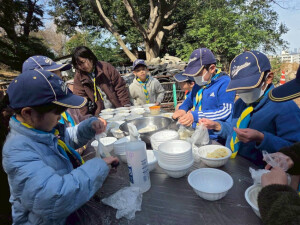 ゆであがったうどんをお椀に