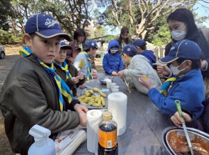 デザート（チョコバナナ）を作っています