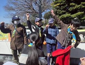 課題発表で優勝して喜ぶ１組