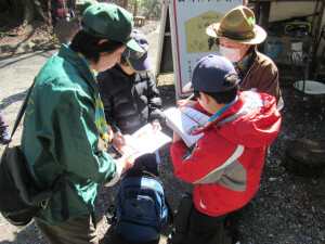 しおりを確認。いざ、出発！