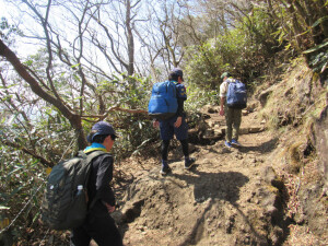 デンコーチ（ボーイ隊）を先頭に