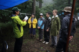 ナイフ作りの説明を聞くＢＳたち