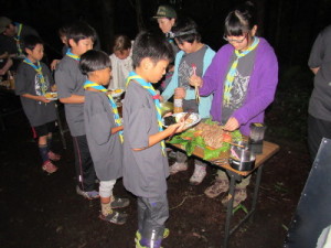 料理をお皿に受け取るＣＳたち