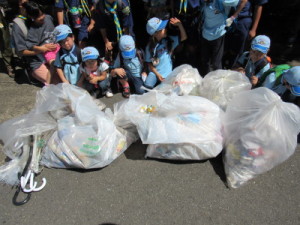 拾い集めたゴミ。