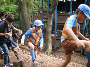 丸太の上をひょいひょい歩く