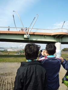 橋の手すりまでの高さを計測中