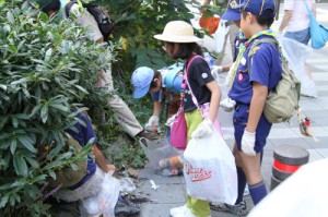 植栽の中にゴミがいっぱい