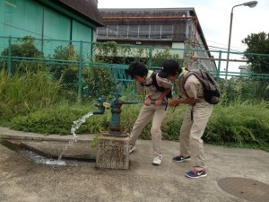 俺がやる、いや俺がやるといいながら結局二人でやっている