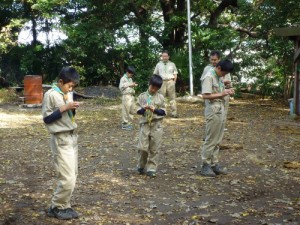 コンパスを使ったゲーム。みんな真剣です。