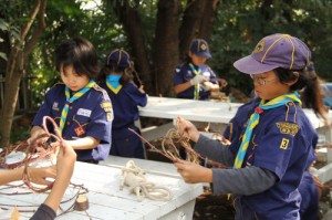 さつまいものつるを使ってクリスマスリースつくり第１弾