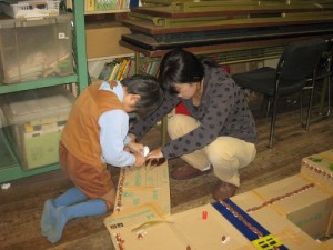 親子で共同作業中