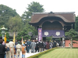 普段は閉じている、向唐門へ行進