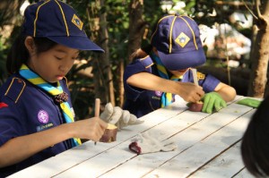 サツマイモの切れ端を彫刻刀でけづって芋スタンプづくり